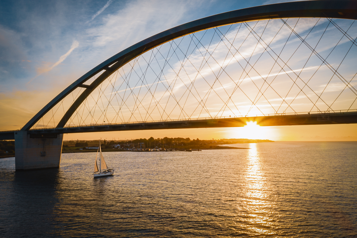 Fehmarnsundbrücke bei Sonnenaufgang